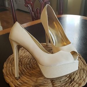 Unforgetable Moments.Unique white glitter heels 9M